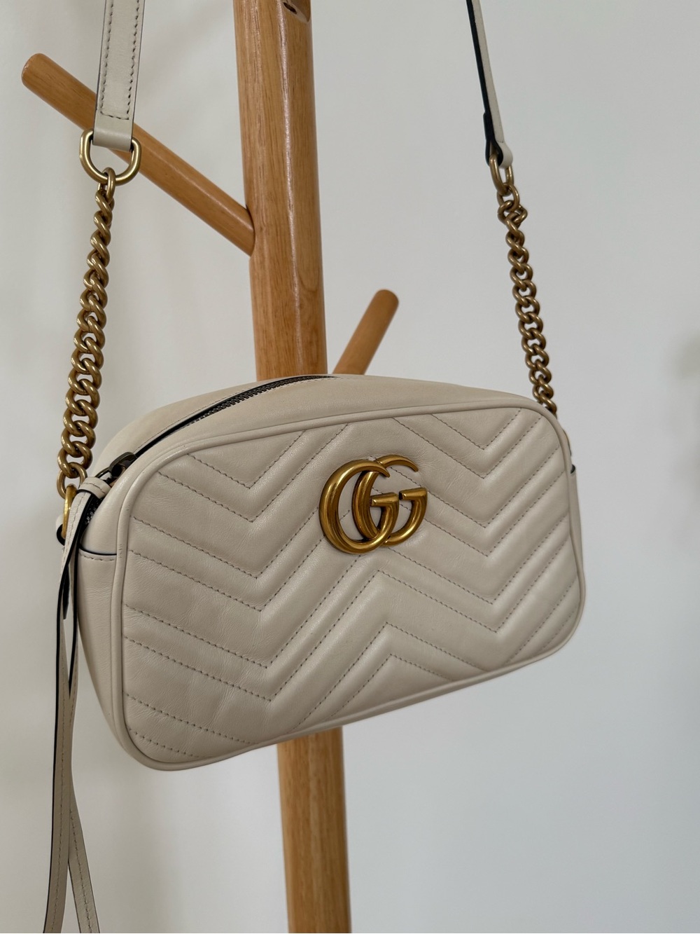 Gucci GG Marmont chevron quilted leather camera bag with gold-tone hardware - Picture 3 of 13